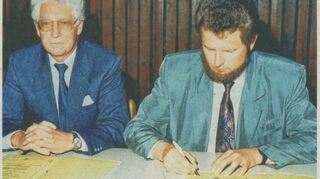 Am 13. April 1991 unterzeichnen Siegwald Kehder (l.) und sein Weinböhlaer Amtskollege Reinhard Franke im Oftersheimer Rose-Saal die Partnerschaftsunterkunde der beiden Gemeinden.