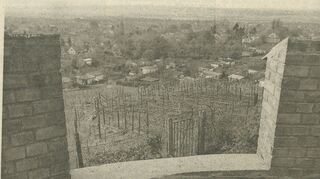 Mit diesem Bild stellt diese Zeitung ihren Lesern im November 1990 die Gemeinde Weinböhla vor und bezeichnet sie als "reizvoll im hügeligen Elbtal gelegen mit vielen Weinbergen".