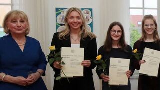 Lauter engagierte Frauen bei der Preisverleihung im Palais Hirsch: Erika Ott (v.l.) Emilia Sauter, Charlotte Conrad, Pia Golze, Jördis Ehrnperger, Julia Boschert, Sophie Lara Weber, Cosima Nia Walter, Maxima Klein und Zonta-Präsidentin Petra Presser.