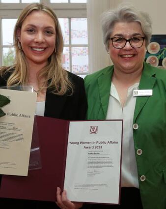 Den „Young Woman in Public Affairs Award“ der Region erhielt Emilia Sauter vom Gymnasium Walldorf von Carmen Nerding von Zonta Karlsruhe