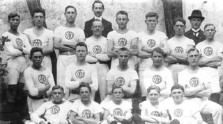 Die erste Handballmannschaft, die 1923 in den Farben des Turnvereins antritt. Sie rekrutiert sich aus einer Gruppe Turner und ehemaliger Faustballer.