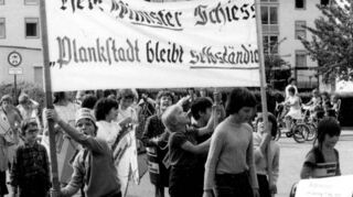 Auch die Jugend demonstriert mit und trägt entsprechende Banner, die Plankstadts Wunsch nach Selbständigkeit Nachdruck verleihen.