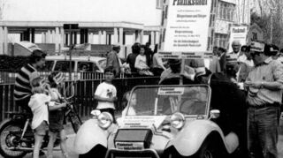 Um ihre Selbständigkeit zu bewahren – die Landesregierung plant die Eingemeindung nach Schwetzingen – gehen die Plankstadter 1973 auf die Straße und formieren sogar einen Autokorso.