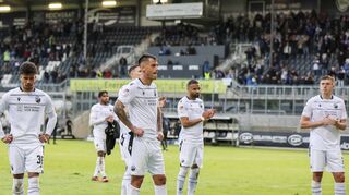 Enttäuschte Sandhäuser stehen nach dem Schlusspfiff des Spiels gegen Hansa Rostock vor ihrem Fanblock. Durch die 1:2-Niederlage dürften die Chancen auf den Klassenerhalt auf ein Minimum gesunken sein.