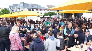 Mehr Platz auf dem Marktplatz: Zwischen Pestalozzi-Schule, evangelischer Stadtkirche und Stadthalle ist mehr Fläche, sodass der HMV aufs Zählen der Besucher und Einlassbeschränkungen verzichten kann. Trotzdem wird es am frühen Abend voll.