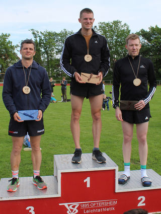 Freuen sich über ihre Platzierungen beim Zehn-Kilometer-Lauf: 1. Oliver Fischer, 2. Thomas Jörder und 3. Robert Böhm.