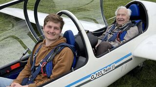 Für den 99-jährigen Erich Löhmann geht ein Traum in Erfüllung: Mit Pilot Marvin Benighaus steigt der rüstige Senior in die Lüfte über Schwetzingen.