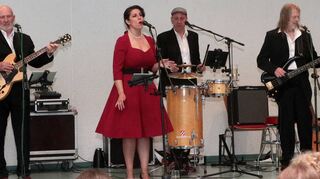 Heizen in der Aula der Lußhardtschule das Frühlingsfieber an: Ron Mummert (v. l.), Anne Geser, Alex Irmler und Lothar Antoni von der „Ron Prinz Kombo“.