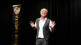 Alfred Mittermeier auf der Bühne des Lutherhauses in Schwetzingen.