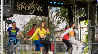 Mit Darbietungen – hier die TV-Zumba-Gruppe – Spielen, Musik und jeder Menge Geselligkeit feiert die TV-Handballabteilung ihren 100. Geburtstag zusammen mit vielen Gästen.