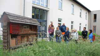 Claudia Grau-Bojunga (v. l.), Benedikt Seelbach, Kirsten Hübner-Andelfinger, Alexander Wiede, Dirk Kretzschmar, Eva Distler, Nicole Debon, Gertraude Debon, Reinhard Debon und Katja Wörner begutachten die Fläche in der Schulstraße.