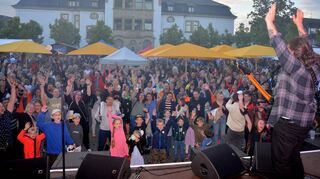 Jubel für die Lokalmatadore: „Dougie & the Blind Brothers“ haben in ihrer Heimatstadt längst Kultcharakter. Da kann Dougie alias Daniel Jasinski (r.) auch eine Krankheit nichts anhaben – das Publikum geht begeistert mit.