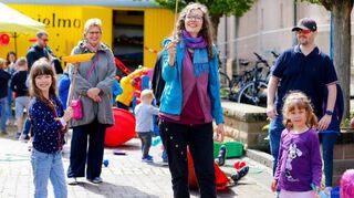 Ausprobieren ist angesagt: Bea Baumann (l.) übt sich mit Mama Eva im Tellerdrehen, auch Papa Mathias und Schwester Emma kommen in der Spielstraße auf ihre Kosten.