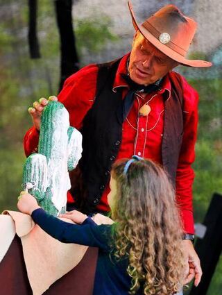 Mit Hilfe aus dem Publikum wird für „Cowboy Klaus“ ein Kaktus rasiert.