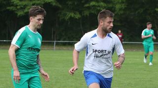 Der Brühler Goalgetter Vittorio Cammillieri (r.) – hier gegen Oftersheims Carsten Herbold – ist kaum in den Griff zu bekommen: Er erzielte beide Tore.