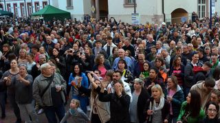 Hier wird gefeiert, was das Zeug hält: Am Samstagabend ist beim Hockenheimer Mai vor der katholischen Kirche St. Georg kaum ein Durchkommen, den wenn „Amokoma“ spielt, verlässt keiner seinen „eroberten“ Platz auf der Hauptstraße.