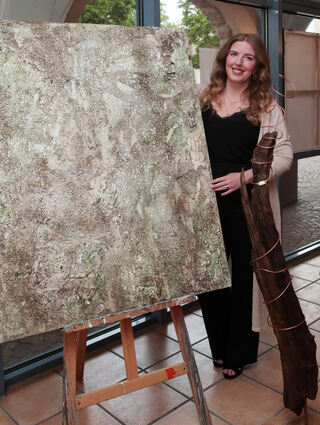 Alexandra Ullrich neben ihrem Kunstwerk "Die Natur ruht".