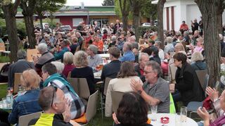 Die Sitzplätze beim Frühschoppen am Alten Bahnhof in Neulußheim sind bereits zum Start der Veranstaltung voll belegt und die Stimmung ist grandios.