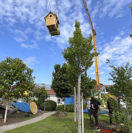 „Kommt ein Häuschen geflogen ...“ – mit einem großen Kran werden zwei Spielhäuser beim Kindergarten St. Bernhard angeliefert.