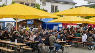 Umzug als richtige Entscheidung: Der Marktplatz – hier am frühen Freitagabend – hat sich bei seiner Maidorf-Premiere als bessere Alternative zum Zehntscheunenplatz erwiesen, sagt der HMV.