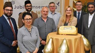 Der Anschnitt der Jubiläumstorte durch Bürgermeisterin Patricia Rebmann erfolgt im Beisein von Vertretern der Ahmadiyya Gemeinde sowie Vertretern der Kommunalpolitik, Vereinen und Kirchen.