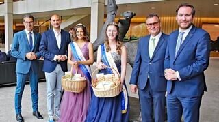 Staatssekretär Andre Baumann (v. l.), Finanzminister Danyal Bayaz, Agrarminister Peter Hauk und Landtagsabgeordneter Andreas Sturm freuen sich über das Mitbringsel von Spargelprinzessin Emilia I (3. v.l.). und Spargelkönigin Anna I..