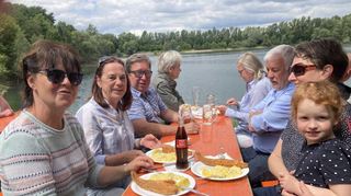 Rückblick auf den Vatertag 2022: In diesem herrlichen Ambiente am Gewässer des Angelsportvereins Rohrhof schmeckt der gebackene Zander noch einmal so gut. Und so wird den gesamten Tag über die knusprige Leckerei zu Kartoffelsalat genossen.