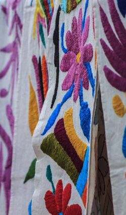 Muster indigener Textilien aus Tenango de Doria. Fast-Fashion-Ketten haben diese mehrmals kopiert – ohne Absprachen mit den Gemeinden, ohne Zahlung.