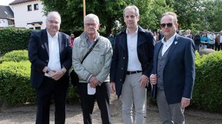Die Freundeskreispräsidenten Matthias Stier (v. l.) und Robert Maurer sowie die Bürgermeister Jérome Lefèvre und Thomas Jakob-Lichtenberg legen gemeinsam einen Kranz am Völkerkreuz nieder.