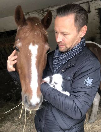 Vorsitzender Rico Marko mit seinem Pony „Ashley“ und dem jüngsten Mitglied des Reitervereins, dem erst acht Wochen alten Kätzchen „Vampirek“.