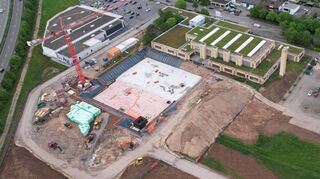 So sieht die Baustelle von oben aus: Vorne links wird die Kulturhalle gebaut, dahinter die Sporthalle. Der Bau in der Mitte ist die Mehrzweckhalle, rechts daneben der Parkplatz.