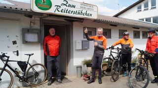 Begeisterte Gäste bei Regina Hemmer und ihrem Team vom Reiterstübchen Zeiskam: Alfons Steinbeißer (v. l.) Helmut Dietz, Heinz Schwab und Hans Haag.