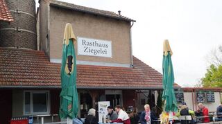 Wer gut 20 Kilometer Rundkurs sparen möchte, der steuert „nur“ das Rasthaus Ziegelei“ (Rheindamm 174, Germersheim) direkt am Rhein an.