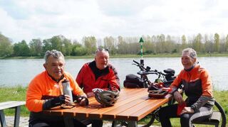 Rast am Rhein kurz nach dem Ziegeleimuseum Sondernheim: Heinz Schwab (v. l.), Helmut Dietz, Alfons Steinbeißer und Hans Haag.