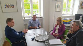 MVV-Vorstandsmitglied Dr. Hansjörg Roll (l.) und die Teamleiterin Kommunikation der MVV Annabell Feith waren zum Redaktions-gespräch mit Redakteur Ralf Strauch und Chefredakteur Jürgen Gruler (r.) in Schwetzingen.