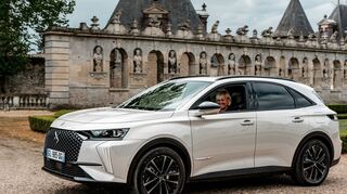 mid Paris - mid-Redakteurin Solveig Grewe ließ sich vom DS 7 - E-Tense 4x4 300 Esprit de Voyage mit auf die Reise nehmen.