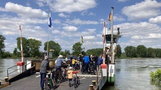 Viele Ausflügler nutzen an Christi Himmelfahrt die Kollerfähre für eine attraktive Rheinüberquerung.