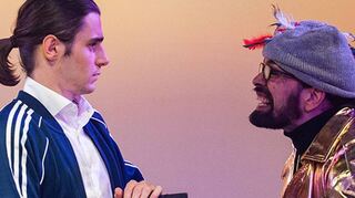 Eine Szene aus „Der goldne Topf“ mit Nikolas Weber (l.) und Daniele Veterale, der das Theater am Puls verlässt.