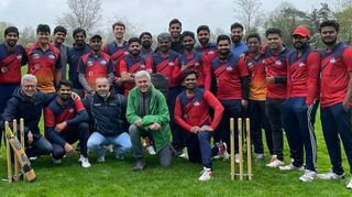 Die Cricket-Mannschaft des TV Käfertal mit ihrem Finanzchef Klaus Ulrich (vorne l.) sowie den TV-Vorstandsmitgliedern Jens Rückert (3. v. l.) und Gerhard Weik (4. v. l.) nach dem ersten Schnuppertraining auf dem TV-Platz.