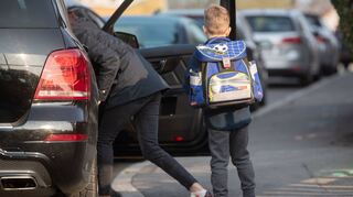 Ob aus Bequemlichkeit, Sorge oder Zeitnot: Manche Eltern kutschieren ihre Kinder direkt vors Schultor.