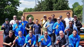 Die Torwand wird zur Bierwand. Die Jungs von der AH der TSG Eintracht haben am Vatertag jede Menge Spaß.
