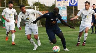 Mit vereinten Kräften wird der beste Neuenheimer Angreifer – Kajally Njie – von Miguel Gundelsweiler (l.) und Johannes Gaa (r.) in Schach gehalten.