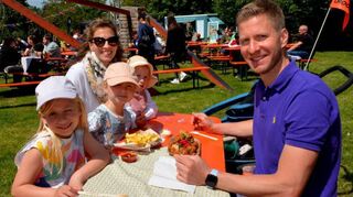 „Bei der Vielfalt ist für die ganze Familie was dabei“, sagt Matthias Haushauer, der mit Nele, Leni, Mona und Ehefrau Melanie den Vatertag im Gartenschaupark genießt.