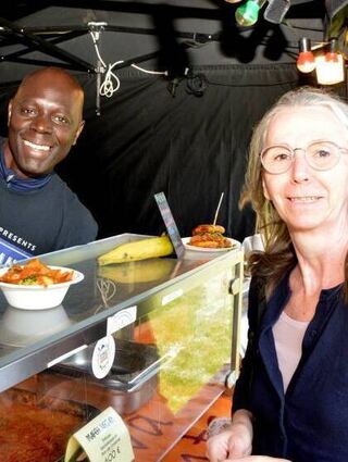 Bei Moussa Diagne findet Silvia Sorn ein vegetarisches Gericht.