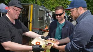 Tobias und Julian auf Stippvisite am Vatertag freuen sich auf feine Burger – ganz frisch zubereitet.