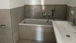 Die Bäder sind teilweise mit Badewanne, alle aber mit einer Regendusche, Handtuchheizkörpern und Designwaschbecken- und Toiletten ausgestattet.