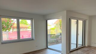 Sind die Fenster geschlossen, hören Sie nichts! Die dreifach verglasten Fenster sorgen nicht nur für Wärmeisolierung, sondern trotz der sehr zentralen Lage für angenehme Ruhe.