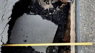 In Höhe der Hausnummer 1 „Am Waldfrieden“ hat sich am Wochenende ein Hohlraum unter der Fahrbahn gebildet. Er ist seither größer geworden. Ein Zollstock kann fast zwei Meter weit in die Öffnung geschoben werden.