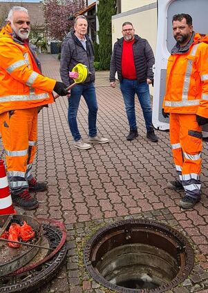 Reiner Lenz (hinten l.) vom Fachbereich Bauen und Wohnen sowie Hasan Tanrikut (vorne l.), Patrick Feyl und Shpjtim Ferati vom externen Dienstleister bei der Überprüfung der Köder, die in die Kanäle kommen.