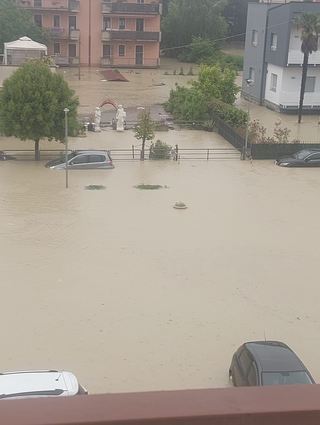 Enzo Oliva wohnt in Forli bei Ravenna. Von seinem Balkon aus hat der Saxophonist dieses Bild gemacht. Sein Auto ist übrigens davongeschwommen.